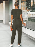 Damen-Jumpsuit mit V-Ausschnitt, kurzen Ärmeln und langen Hosen. Perfekt für den Sommer 2023. Casual, bequem und stilvoll.