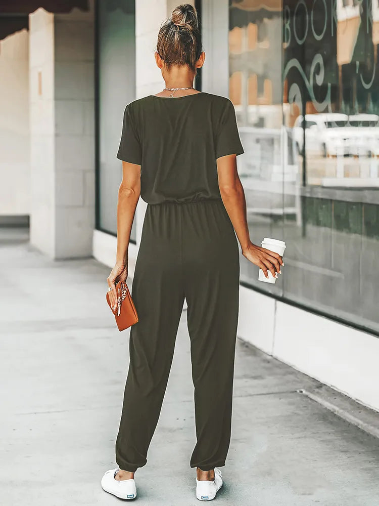 Damen-Jumpsuit mit V-Ausschnitt, kurzen Ärmeln und langen Hosen. Perfekt für den Sommer 2023. Casual, bequem und stilvoll.