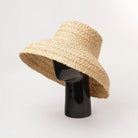 Breitrandiger Raffia-Hut für Damen, ideal für Sommer und Strand. Modischer Strohhut mit UV-Schutz, perfekt für Urlaub und Freizeit.