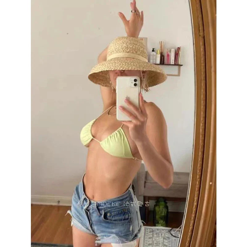 Breiter Rand Raffia Strohhut für Damen, ideal für Sommer, Strandurlaub, UV-Schutz. Modisches Accessoire für stilvolle Outfits.