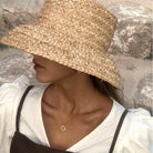 Breitrandiger Raffia-Hut für Damen, ideal für Sommer und Strand. Modischer Strohhut mit UV-Schutz, perfekt für Urlaub und Freizeit.
