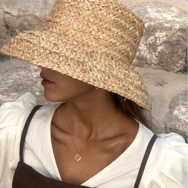 Breitrandiger Raffia-Hut für Damen, ideal für Sommer und Strand. Modischer Strohhut mit UV-Schutz, perfekt für Urlaub und Freizeit.