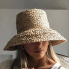 Breitrandiger Raffia-Strohhut für Damen, ideal für Sommer, Strand und Urlaub. Modischer Sonnenschutz, UV-Schutz, flacher Top-Design.