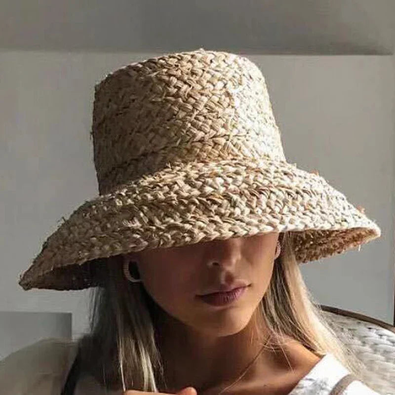 Breitrandiger Raffia-Strohhut für Damen, ideal für Sommer, Strand und Urlaub. Modischer Sonnenschutz, UV-Schutz, flacher Top-Design.