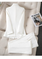 Eleganter weißer Damen-Blazer mit passender Hose, ideal für Büro und Business. Perfekt für formelle Anlässe und stilvolle Arbeitskleidung.
