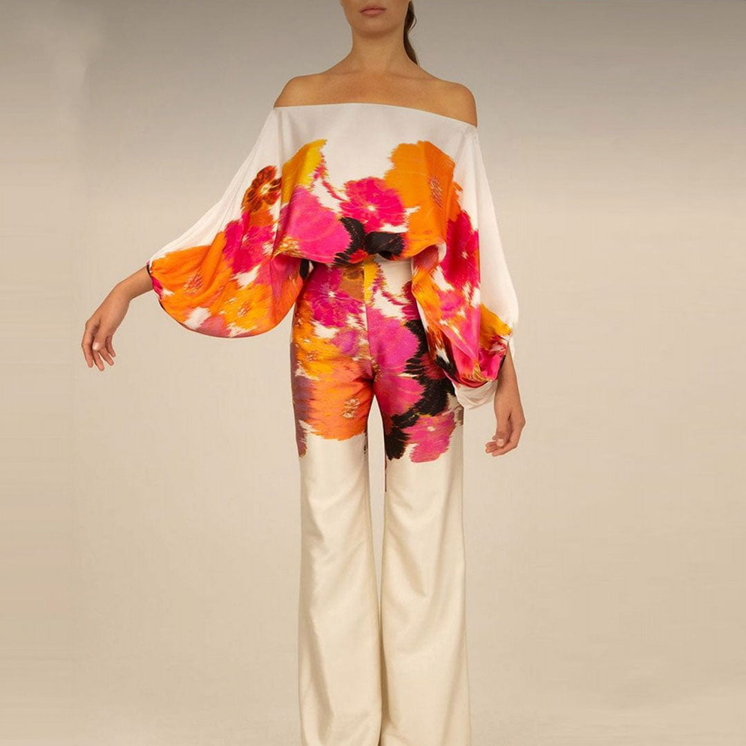 Damen Jumpsuit, schulterfrei, buntes Blumenmuster, elegantes Design, modische Damenbekleidung.