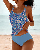 Frau im blauen, gemusterten Tankini am Strand, modische Bademode, Sommeroutfit.