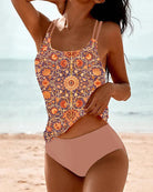 Frau im stilvollen, bedruckten Tankini am Strand, bunte Bademode, Sommermode.