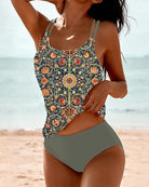 Frau im stilvollen bedruckten Tankini am Strand, bunte Badebekleidung, Sommermode.