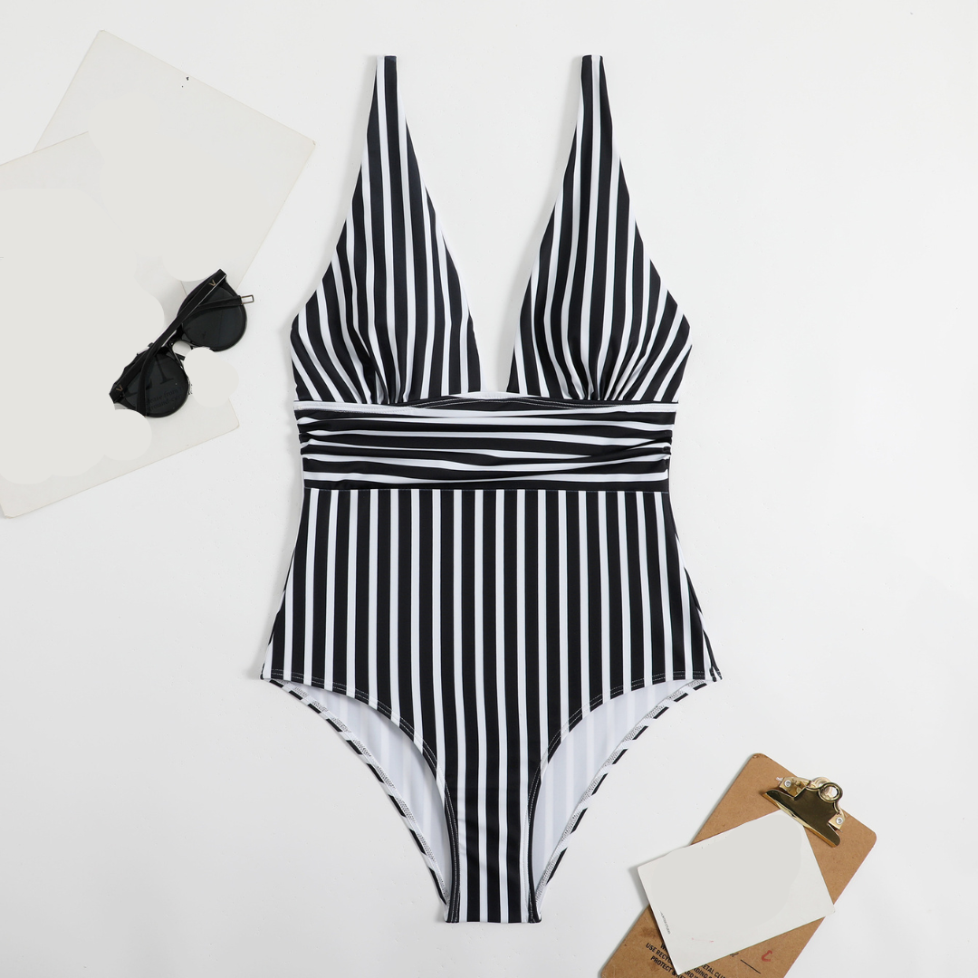 Schwarz-weiß gestreifter Badeanzug, tiefes Dekolleté, modisch, Damen-Bademode, Sommertrends.
