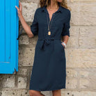 Dunkelblaues Hemdkleid für Damen, knielang, mit Gürtel, ideal für Freizeit und Büro. Elegantes Design, vielseitig kombinierbar.