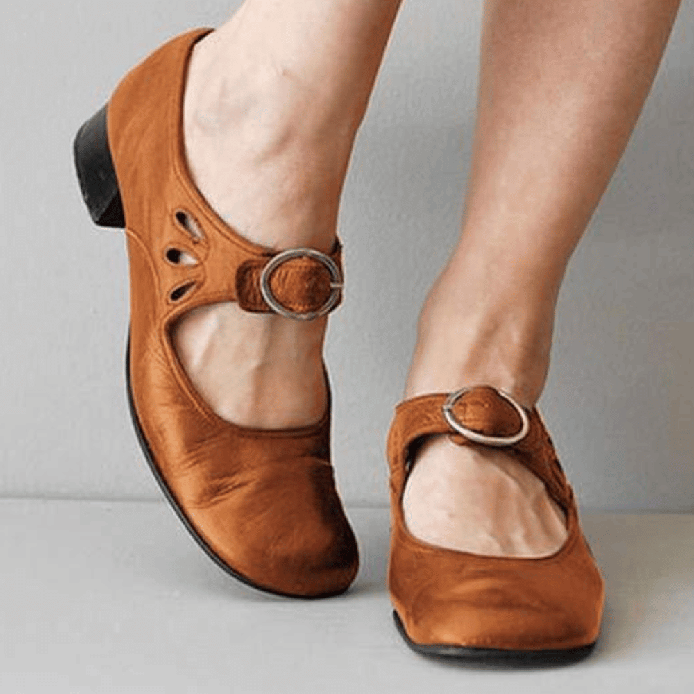 Damen Mary Jane Schuhe in Braun mit Schnalle, bequem und stilvoll, ideal für Alltag und Büro. Hochwertige Lederschuhe mit niedrigem Absatz.