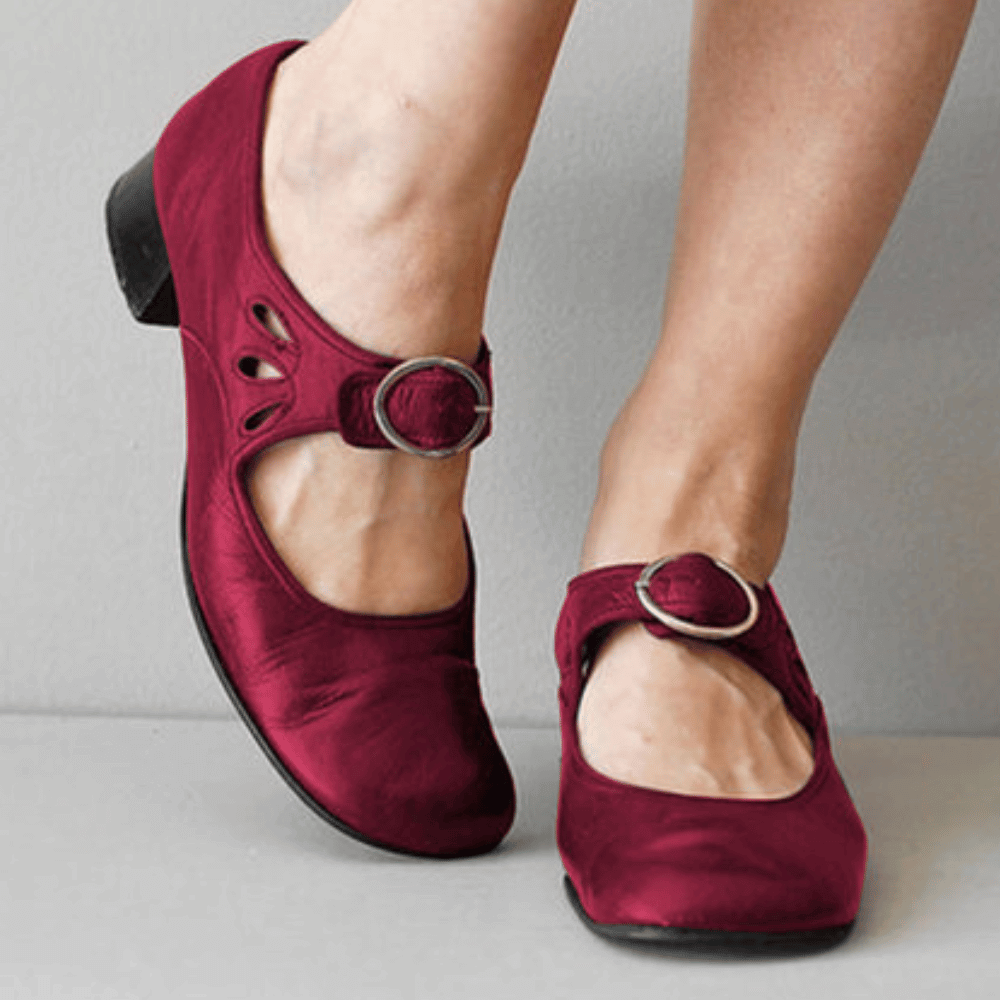 Damen Mary Jane Schuhe in Bordeauxrot mit Schnallenverschluss, bequemem Blockabsatz und elegantem Design. Perfekt für Alltag und besondere Anlässe.