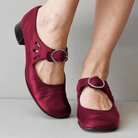 Damen Mary Jane Schuhe in Bordeauxrot mit Schnallenverschluss, bequemem Blockabsatz und elegantem Design. Perfekt für Alltag und besondere Anlässe.