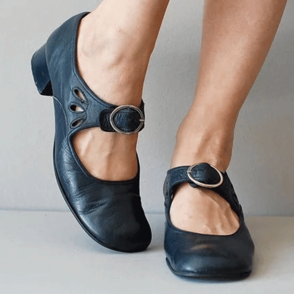 Damen Mary Jane Schuhe aus schwarzem Leder mit Schnalle, bequem und stilvoll, ideal für Alltag und Büro. Zeitloses Design, vielseitig kombinierbar.