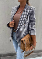 Damenmode: Eleganter Hahnentritt-Blazer mit Revers, kombiniert mit braunem Top und Jeans. Perfekt für stilvolle Streetwear und Herbsttrends.