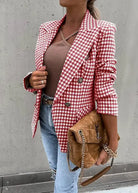 Damenmode: Stilvoller karierter Blazer mit Revers, kombiniert mit braunem Top und Jeans. Perfekt für trendige Streetstyle-Looks.