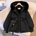 Schwarze Winterjacke mit Kapuze und Kunstfellbesatz, Taillenzug und Reißverschlusstaschen. Perfekt für kalte Tage, stilvoll und warm.