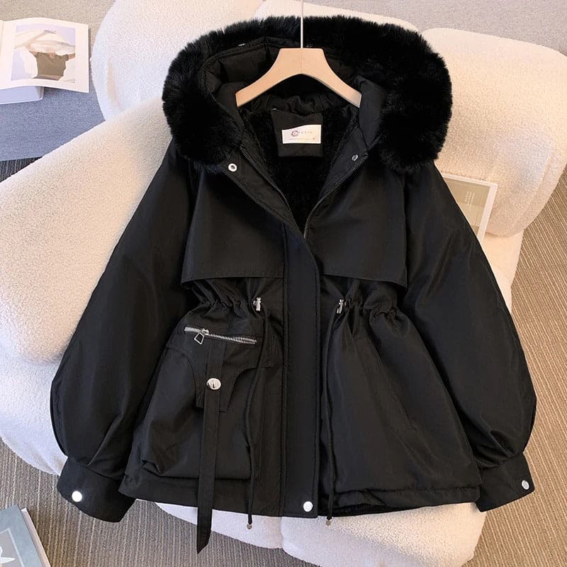 Schwarze Winterjacke mit Kapuze und Kunstfellbesatz, Taillenzug und Reißverschlusstaschen. Perfekt für kalte Tage, stilvoll und warm.
