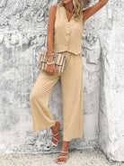 Eleganter Damen-Jumpsuit in Beige, ärmellos mit Knopfleiste, kombiniert mit gestreifter Clutch. Perfekt für Sommermode und Freizeitoutfits.