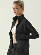 Damen-Sportjacke in Schwarz, ideal für Fitness und Freizeit. Atmungsaktives Material, modisches Design, perfekte Passform für aktive Frauen.