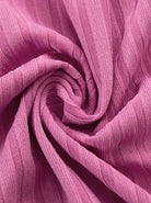 Rosa gerippter Stoff, ideal für Mode und Heimtextilien. Hochwertiges Material, perfekt für kreative Nähprojekte und stilvolle Designs.