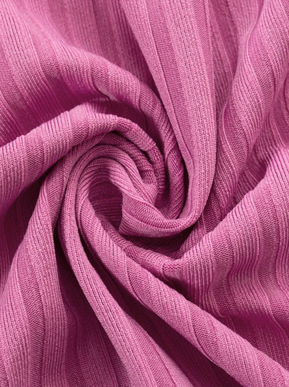 Rosa gerippter Stoff, ideal für Mode und Heimtextilien. Hochwertiges Material, perfekt für kreative Nähprojekte und stilvolle Designs.