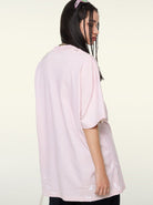 Damen T-Shirt in Pastellrosa, lässiger Oversize-Schnitt, ideal für Streetwear. Perfekt kombinierbar mit Jeans oder Leggings für einen trendigen Look.