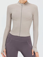 Damen-Sportjacke mit Reißverschluss, langärmelig, beige, figurbetont, ideal für Fitness und Yoga. Atmungsaktiv und modisch.