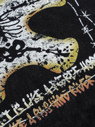 Schwarzes T-Shirt mit abstraktem, künstlerischem Druck und Schriftzug. Trendige Streetwear, ideal für modebewusste Jugendliche.
