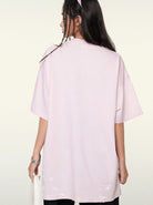 Damen T-Shirt in Pastellrosa, lässiger Oversize-Schnitt, ideal für Streetwear-Looks. Perfekt für modische Outfits und bequemen Alltagsstil.