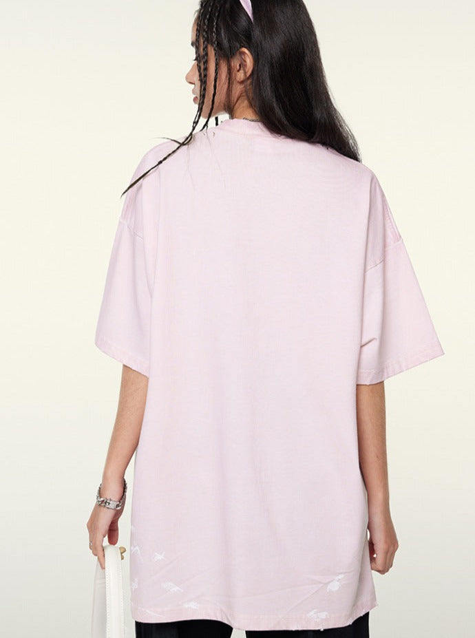 Damen T-Shirt in Pastellrosa, lässiger Oversize-Schnitt, ideal für Streetwear-Looks. Perfekt für modische Outfits und bequemen Alltagsstil.