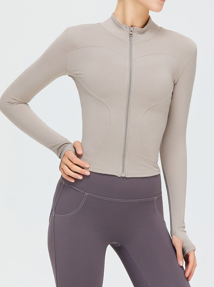 Damen-Sportjacke mit Reißverschluss, langärmelig, beige, figurbetont. Ideal für Fitness, Yoga und Laufen. Atmungsaktiv und bequem.