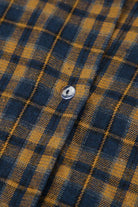 Kariertes Hemd in Blau und Gelb mit Knopfdetail. Hochwertiges Flanellmaterial, ideal für Herbstmode. Perfekt für lässige Outfits und Layering.