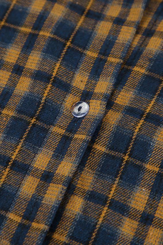 Kariertes Hemd in Blau und Gelb mit Knopfdetail. Hochwertiges Flanellmaterial, ideal für Herbstmode. Perfekt für lässige Outfits und Layering.