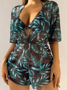 Damen Strandkleid mit tropischem Blattmuster, transparentem Design und tiefem V-Ausschnitt. Perfekt für Sommer, Urlaub und Strandmode.