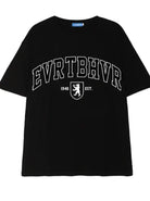 Schwarzes T-Shirt mit weißem "EVRTBHVR" Schriftzug und Löwen-Emblem, lässiger Stil, Unisex, Baumwolle, ideal für Streetwear und Freizeitmode.