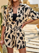 Damen Sommerkleid mit geometrischem Muster, kurzärmelig, beige-schwarz, lässig, modisch, ideal für Strand und Freizeit, trendige Damenmode.