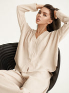 Damen Pyjama-Set aus weichem, beigem Stoff, ideal für gemütliche Nächte. Bequeme Passform, stilvolles Design, perfekt für entspannte Abende.