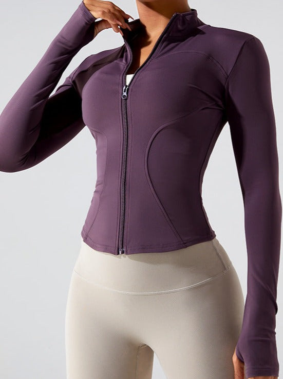 Damen-Sportjacke in Lila, figurbetont, mit Reißverschluss, ideal für Fitness und Yoga. Atmungsaktives Material, modisch und funktional.