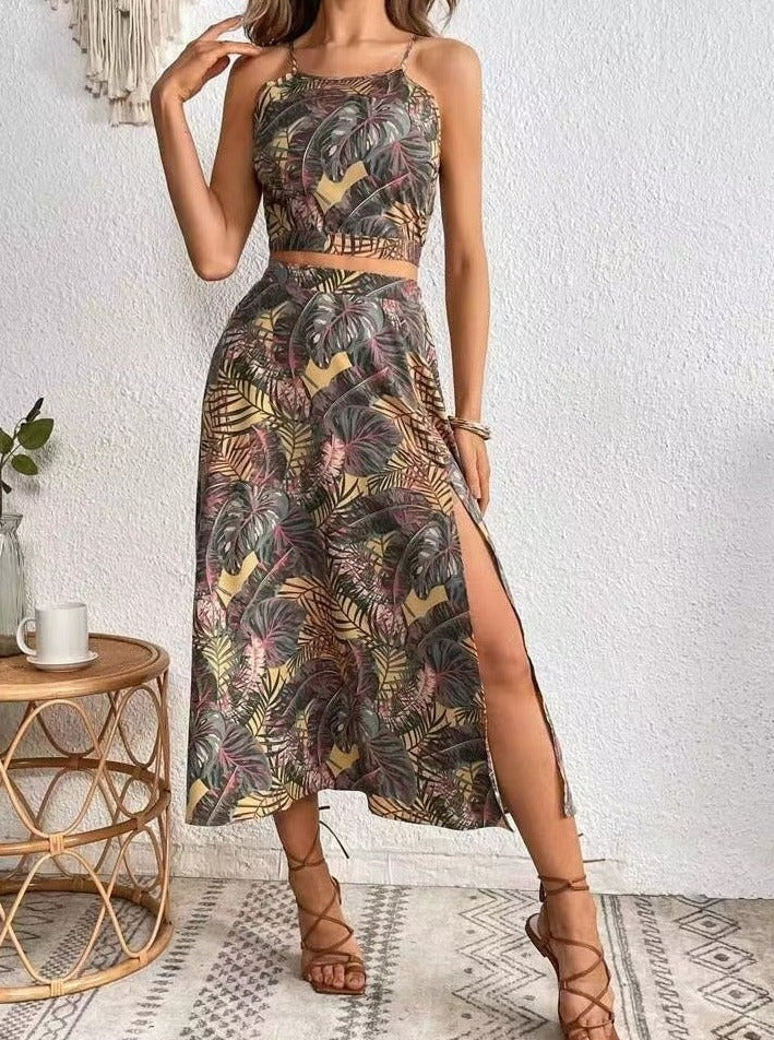 Damen-Sommerkleid mit tropischem Muster, ärmellos, hoher Schlitz, knöchellang, ideal für Strandmode und Freizeit, Boho-Stil.