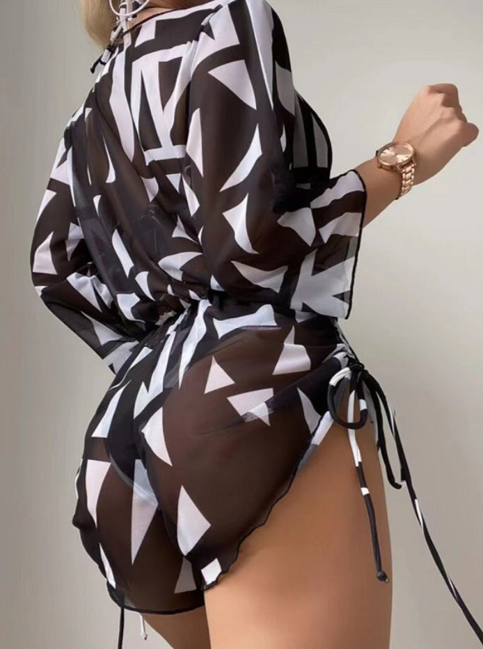 Schwarzer und weißer geometrischer Badeanzug-Cover-Up, transparent, mit langen Ärmeln und Kordelzug, ideal für Strandmode und Sommertrends.