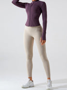 Damen-Sportbekleidung: Lila Trainingsjacke und beige Leggings, ideal für Fitness und Yoga. Bequeme, atmungsaktive Materialien für aktive Frauen.