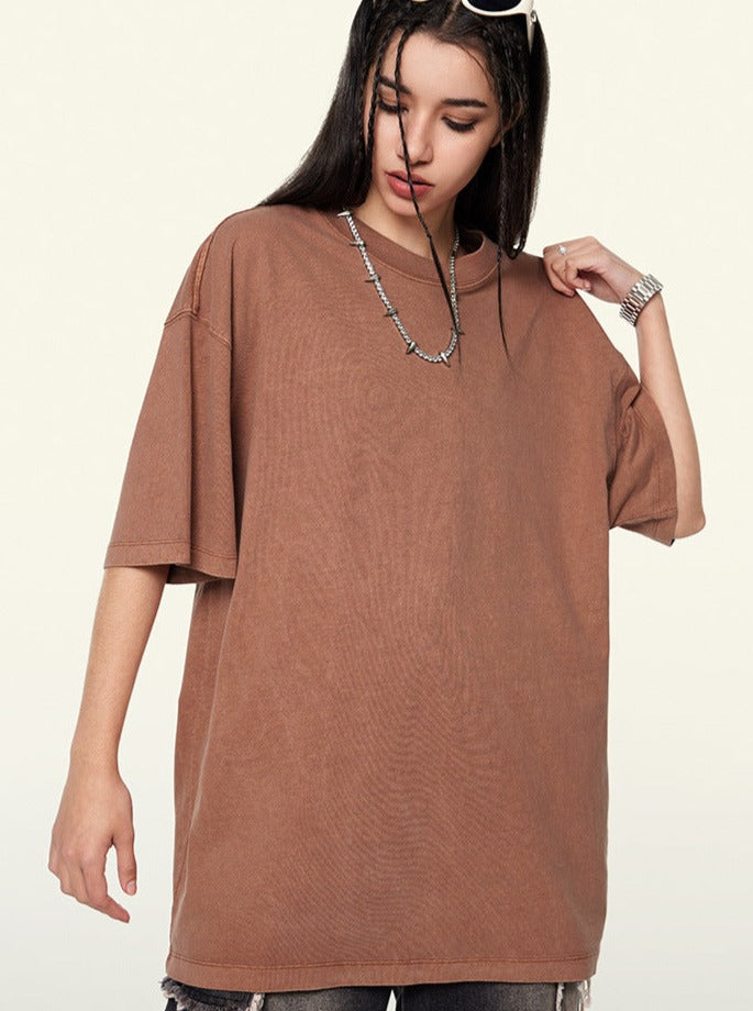 Braunes Oversize-T-Shirt für Damen, lässiger Stil, ideal für Streetwear. Perfekt kombinierbar mit Jeans oder Shorts, modisch und bequem.