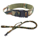 Tarnfarbenes Hundehalsband und Leine Set, robust, verstellbar, für Outdoor-Aktivitäten.