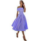 Elegantes, schulterfreies Abendkleid in Flieder, knielang mit ausgestelltem Rock. Perfekt für formelle Anlässe und Hochzeiten.
