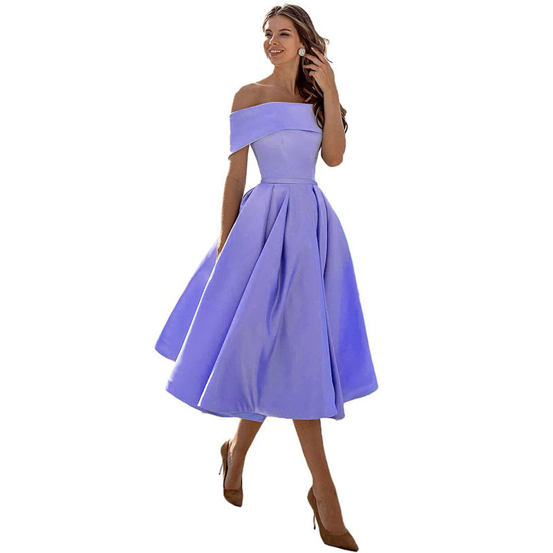 Elegantes, schulterfreies Abendkleid in Flieder, knielang mit ausgestelltem Rock. Perfekt für formelle Anlässe und Hochzeiten.