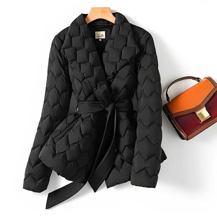 Schwarze gesteppte Damenjacke mit Gürtel, elegant und modern. Perfekt für Herbst und Winter. Neben brauner Umhängetasche. Modetrend 2023.