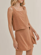 Damen Sommerkleid in Beige, ärmellos mit quadratischem Ausschnitt. Perfekt für Freizeit und Strand. Leichtes, atmungsaktives Material.