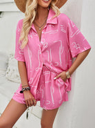 Frau in rosa Sommer-Set mit abstraktem Muster, Strohhut und Schmuck. Perfekt für Strandmode, lässiger Look, trendige Damenbekleidung.